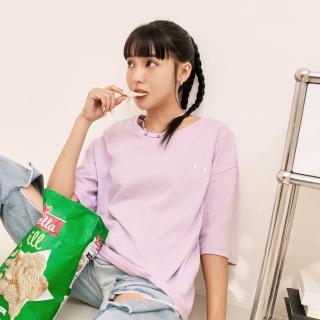【OB 嚴選】純棉笑臉刺繡落肩五分袖上衣 《AB17085》