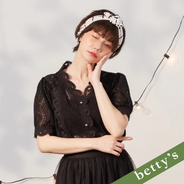 betty’s 貝蒂思 滿版蕾絲珠釦裝飾上衣(黑色)