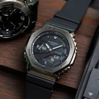 【CASIO 卡西歐】G-SHOCK 農家橡樹 八角雙顯電子錶(GM-2100BB-1A)