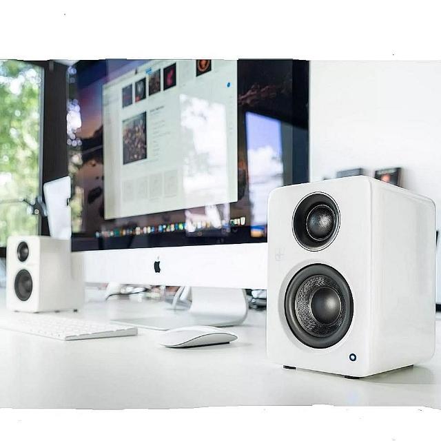 Quadral BREEZE BLUE L 組合式音響，支援藍芽連線與單曲播放，無WiFi需求。尺寸僅15.5×10.5×13.5cm，重量7公斤，適合居家或戶外使用。顏色選擇黑色系或白色系，配件包含喇叭與3.5mm連線線，中國製造，享1年保固。完美結合便利與音質，Quadral品牌保證高品質藍芽喇叭體驗。