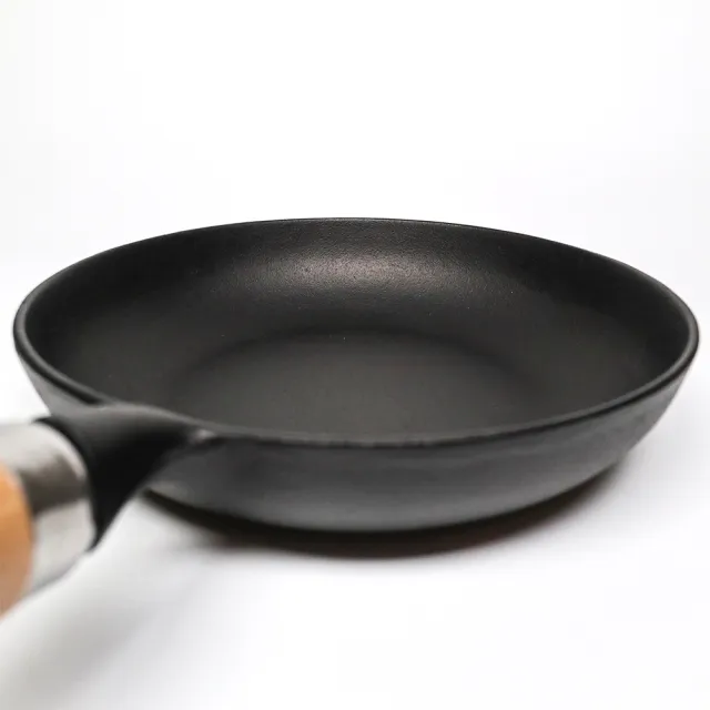 【福介商店】日本鑄鐵鍋南部鐵器 岩鑄 歐姆蛋木柄平底鍋 21cm(IH爐可用鍋 平底鍋 炒鍋 煎鍋)