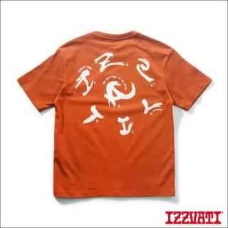 【IZZVATI】手繪字體口袋寬T-磚紅(品牌設計師手繪圖系列)