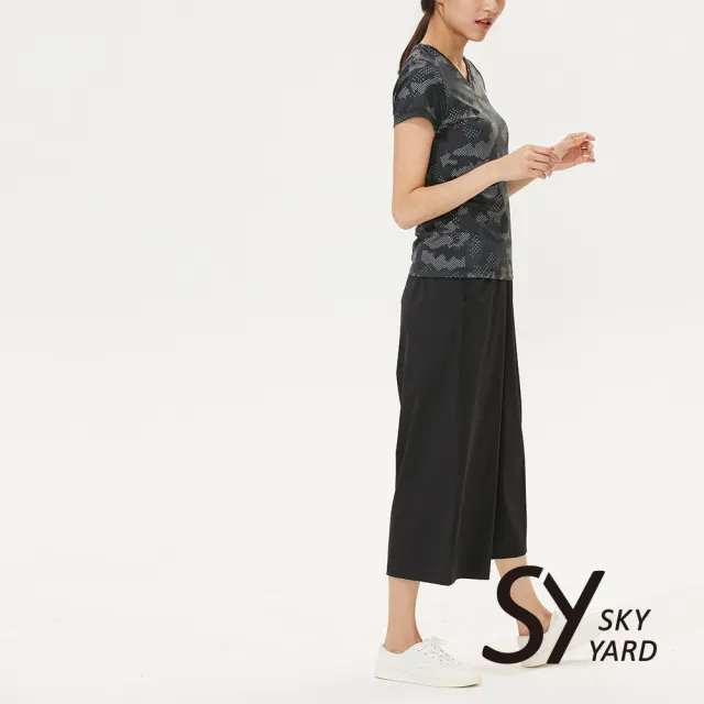 【SKY YARD】網路獨賣款-迷彩水波點點印圖吸濕排汗運動造型上衣(黑色)