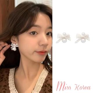 【MISS KOREA】溫柔氣質縷空蕾絲蝴蝶結造型珍珠耳環(縷空耳環 蕾絲耳環 蝴蝶結耳環)