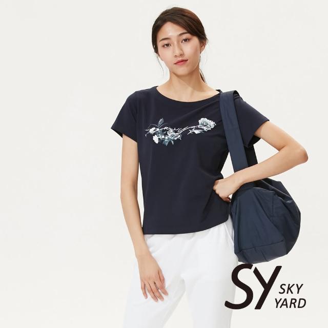 【SKY YARD】網路獨賣款-胸口花朵印花圓領造型上衣(丈青)