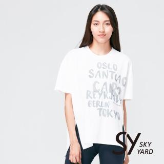 【SKY YARD】網路獨賣款-下擺開岔潮流寬鬆版字母印花造型上衣(白色)