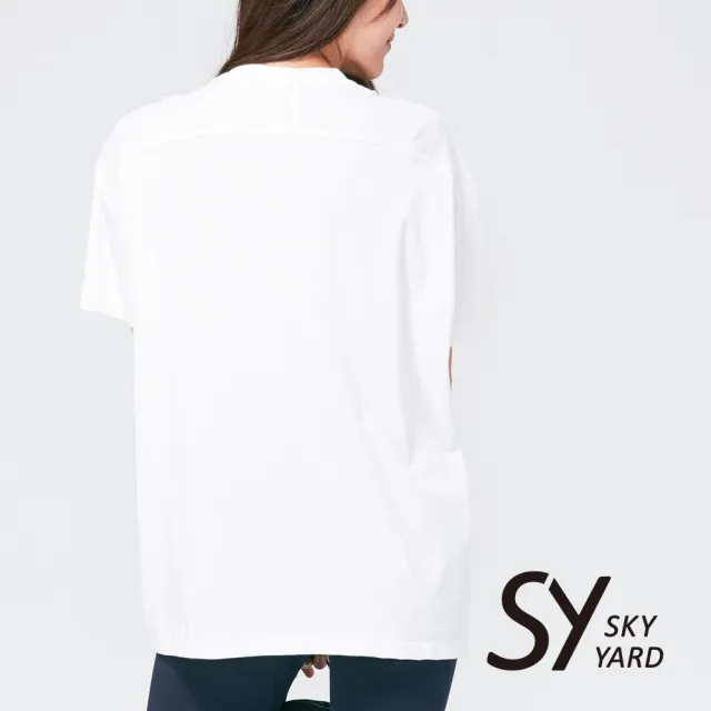 【SKY YARD】網路獨賣款-下擺開岔潮流寬鬆版字母印花造型上衣(白色)