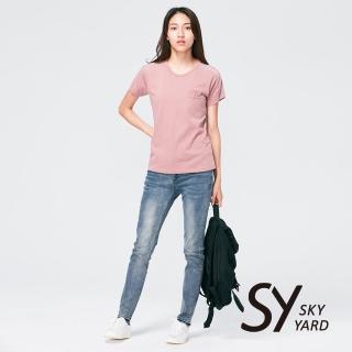 【SKY YARD】網路獨賣款-極簡草寫文字SY立體刺繡圓領休閒上衣(暗紅)