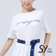 【SKY YARD】網路獨賣款-簡約草寫文字印花長版上衣連身洋裝(白色)