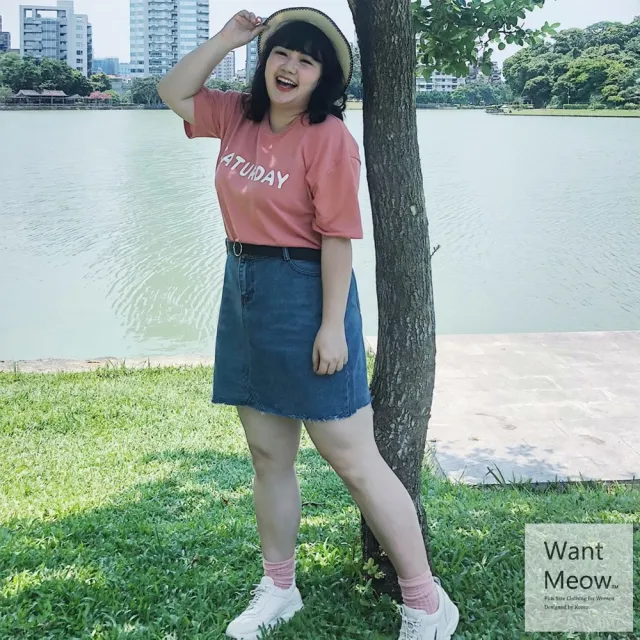 【Want-Meow】95公斤可穿/側腰鬆緊帶牛仔A字短裙(牛仔A字裙/牛仔裙/牛仔短裙/大碼/大尺碼上衣/加大碼)