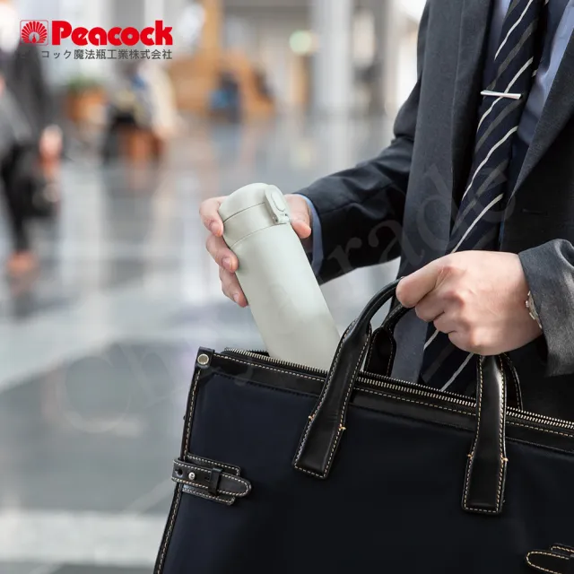 【Peacock 日本孔雀】時尚休閒 鎖扣式彈蓋 不鏽鋼保溫杯600ML-黑(直飲口設計)(保溫瓶)