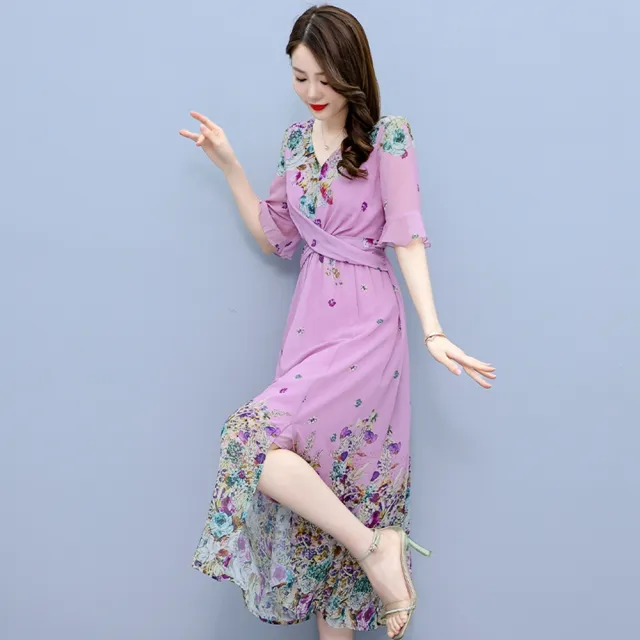 【REKO】玩美衣櫃浪漫紫色優雅V領開衩印花氣質洋裝M-4XL