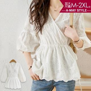 【艾美時尚】中大尺碼女裝 上衣 V領鏤空刺繡收腰蕾絲衫。M-2XL(白.預購)