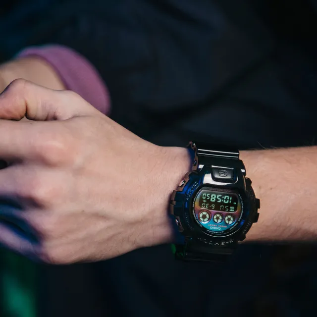 CASIO 卡西歐】G-SHOCK AI 探索虛擬彩虹系列電子錶(DW-6900RGB-1