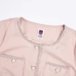 【ILEY 伊蕾】高級質感圓領口袋珍珠短版外套(粉色；M-XL；1231074019)