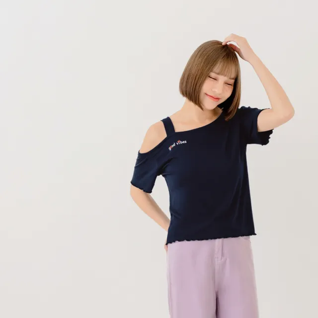 【OB 嚴選】涼感莫代爾不對稱露肩木耳邊造型上衣親子款女 《AB18083》