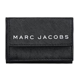 【MARC JACOBS 馬克賈伯】MARC JACOBS經典白字LOGO防刮牛皮三折釦式短夾(黑)