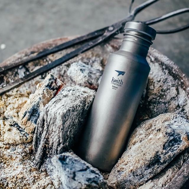【Keith】鎧斯純鈦運動水壺附隔熱水壺套 700ml / Ti3032(鈦水壺 運動水壺 露營輕量水壺 登山水壺)