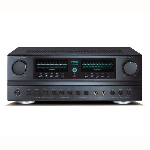 FNSD ES-205A 為臺灣製造的2聲道藍芽音響，採用黑色系設計，尺寸寬43cm x 高16cm x 深35cm，重量僅10.5公斤，支援藍芽連線及麥克風輸入，附遙控器方便操作，110V電源供應，BSMI認證R53083，保固1年，配件包含電源線、遙控器、說明書及保固書，適閤家庭KTV或音樂播放使用。