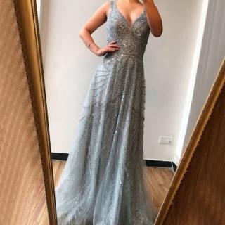 【女神婚紗禮服】高階金色V領無袖性感宴會晚禮服 LA70287 灰色(年會主持人 演出)