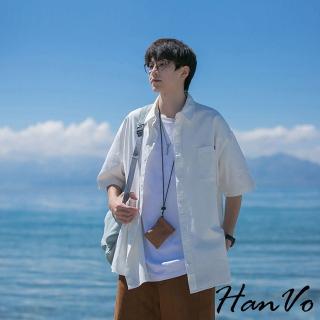 【HanVo】現貨 男款復古小標籤素色短袖襯衫(舒適透氣潮流設計短袖上衣 韓版夏季薄款T恤 男生衣著 B01-1010)