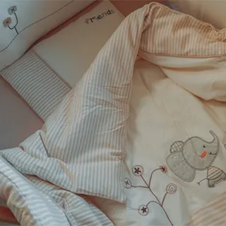 【La Joie 喬依思】小熊遇見象有機棉寢具七件組(嬰兒床專用-床圍x4+兩用被+床單+枕頭)