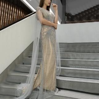 【女神婚紗禮服】高階大氣飄袖奢華長款宴會晚禮服 LA70401 灰裸色(主持人 頒獎禮服)