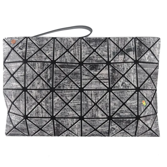 【ISSEY MIYAKE 三宅一生】BAOBAO 幾何方格4x6木紋昆蟲手拿包(黑灰)