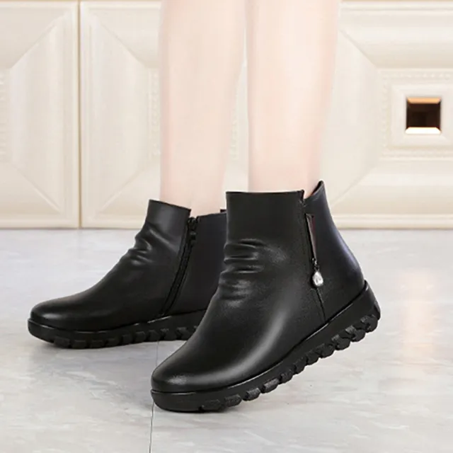 【MOM】真皮短靴 厚底短靴/真皮保暖機能時尚金屬寶石釦飾厚底短靴(黑)