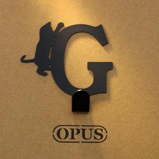 【OPUS東齊金工】歐式鐵藝壁飾掛勾/無痕掛鉤/掛衣架/廚房衛浴收納(HO-ca10-GB 當貓咪遇上字母G)