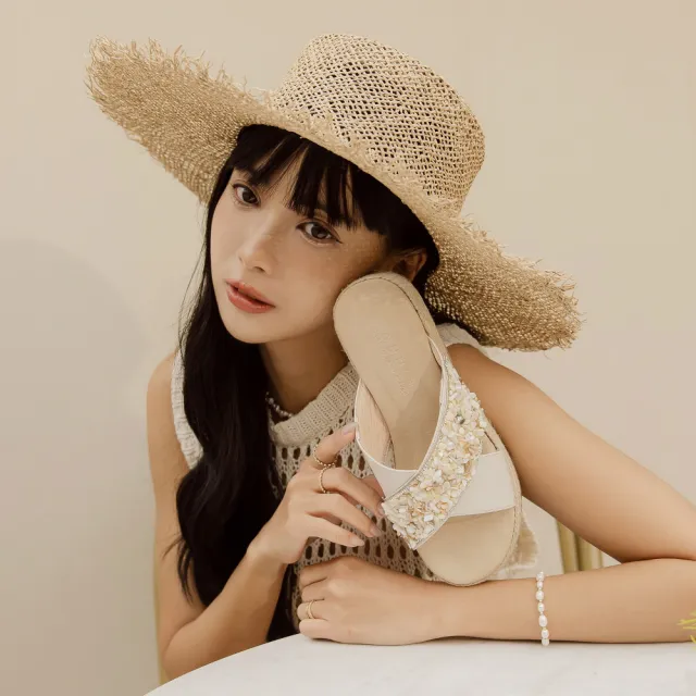 【Ann’S】水洗牛皮-3cm小心機厚底！「訂製貝殼顯瘦交叉V口」草編圓頭涼鞋(米白)