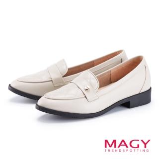 【MAGY】小圓釦牛皮稜格紋樂福尖頭低跟鞋(米色)