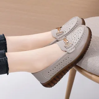 【LOVE FOOT 樂芙】真皮樂福鞋 平底樂福鞋/真皮透氣縷空沖孔幾何金屬釦飾平底樂福鞋(灰)