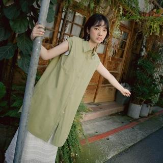 【OB 嚴選】純棉寬鬆翻領後開襟排釦微落肩造型上衣 《AB18630》