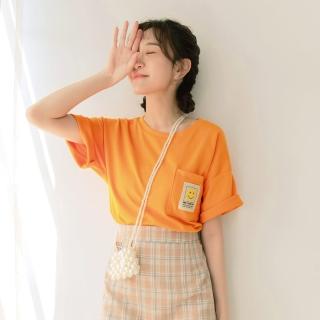 【OB 嚴選】美國棉快乾口袋織標印花前短後長短袖上衣 《KG1337》