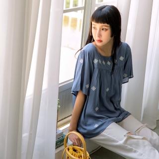 【OB 嚴選】民族風刺繡寬鬆方領波浪袖上衣 《AB15674》
