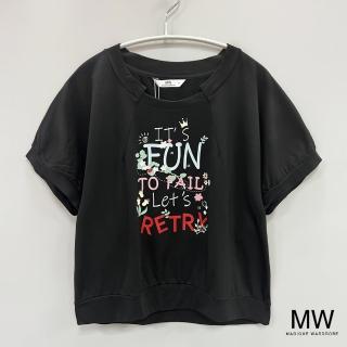 【MAGIQUE WARDROBE】造型領英文印花短版上衣(2色)