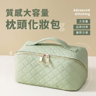 【輕旅遊】質感皮革大容量枕頭化妝包(手提 便攜 大開口 洗漱包 化妝袋 盥洗包 化妝品 收納包 旅行)