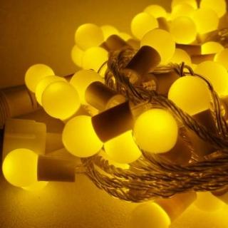 【摩達客-聖誕裝飾特賣】聖誕燈100燈LED圓球珍珠燈串(插電式/暖白光/透明線/附控制器跳機/本島免運)