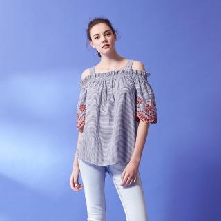 【ICHE 衣哲】預購商品-微甜ㄧ字領條紋印花鏤空雕花刺繡長版造型上衣-藍