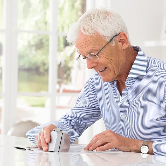 【Eschenbach】2.2倍 德國製LED橫式文鎮型放大鏡 makrolux 143611(熟齡長輩銀髮 老花舒適閱讀 白光照明)