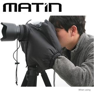 【MATIN馬田】防水單眼相機雨衣海棉隔音罩M-6398(防寒保暖單反防塵罩 雙袖防風罩 相機防雨套 含口袋)