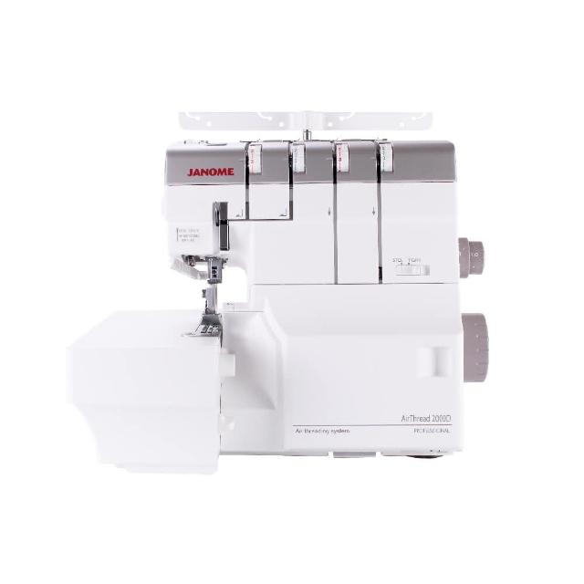 JANOME 車樂美 2000D 為臺灣製造的機械型家用縫紉機，採用垂直式全迴轉梭床設計，縫紉速度最高達700針/分以上，針趾幅度及長度皆為0~7mm，適合各種布料縫製。機身使用複合材質，淨重10.25kg，輕巧耐用，外型尺寸寬35cm x 深28cm x 高30cm，便於收納。標準配件豐富，包括多種車針、螺絲起子、潤滑油、穿線器、說明DVD等，支援110V電壓，提供2年保固。無論初學者或專業人士，這款無梭床特殊機種都能滿足日常縫紉需求，高效穩定，輕鬆創作完美作品。