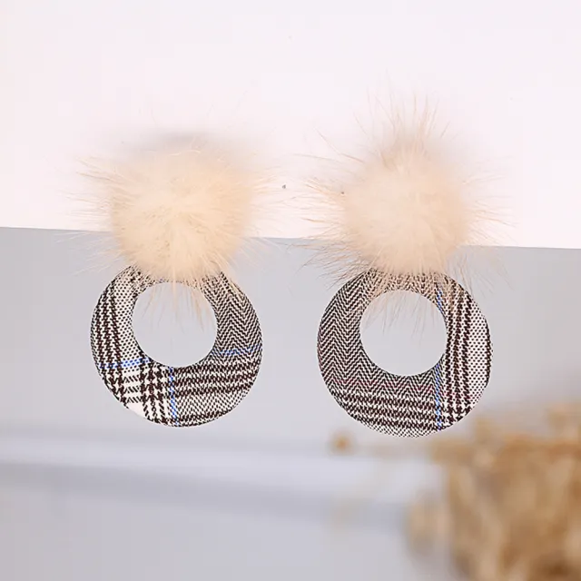 【Emi 艾迷】無耳洞 韓系名模感時尚格紋水貂毛圓形耳環 耳夾 夾式耳環(耳夾)
