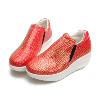 【MOM】時尚經典特殊燙金不規則鱷魚紋皮面休閒搖搖鞋(紅)