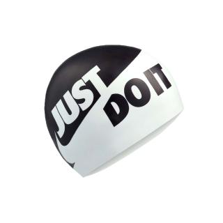 【NIKE 耐吉】SWIM JUST DO IT 成人矽膠泳帽-游泳 戲水 海邊 沙灘(NESS9164-001)