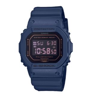 【CASIO 卡西歐】G-SHOCK 經典運動電子錶 樹脂錶帶 海軍藍x綠 防水200米(DW-5700BBM-2)
