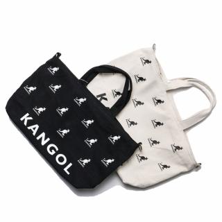 【KANGOL】黑 米白 大款 滿版LOGO 帆布 英國 刺繡 側揹包 手提袋 托特包(米白6025300601 黑6025
