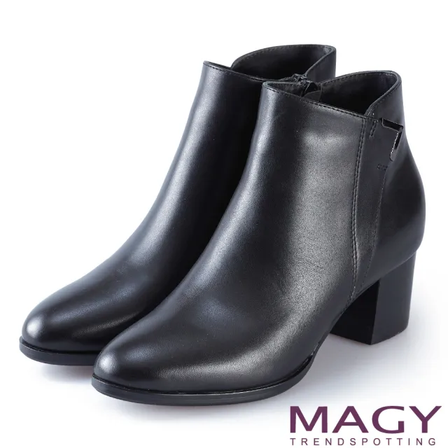 【MAGY】紐約時尚步調 金屬V型扣環牛皮粗跟短靴(黑色)