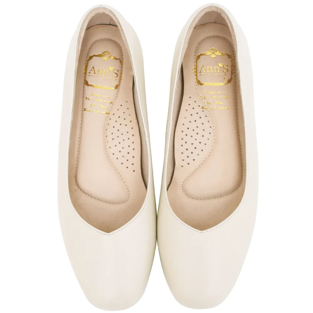 【Ann’S】奶奶鞋-V型小羊皮真皮方頭平底鞋(米白)